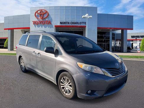 Used 2015 Toyota Sienna XLE w/ XLE Navigation Package image 1
