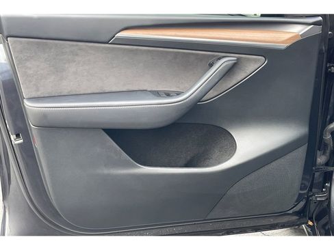 Used 2024 Tesla Model Y Standard Range image 11