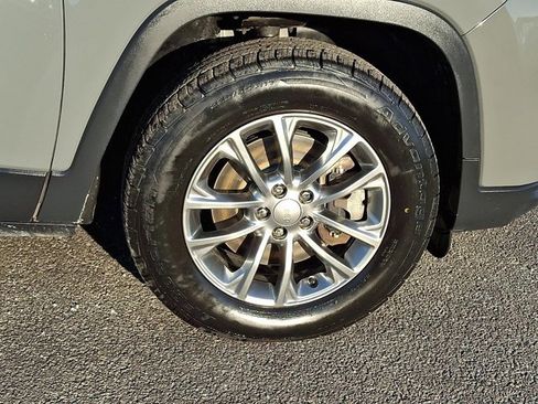 Certified 2019 Jeep Cherokee Latitude Plus w/ Comfort/Convenience Group image 12