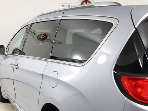 Used 2019 Chrysler Pacifica Limited image 49