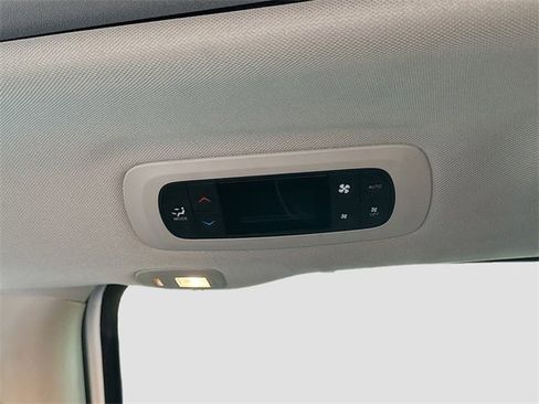 Used 2021 Chrysler Pacifica Limited image 24