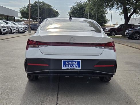 New 2025 Hyundai Elantra SE image 4