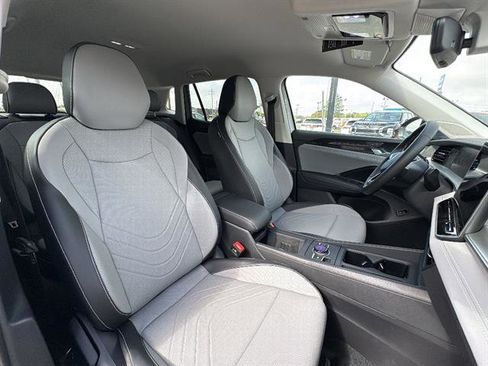 New 2026 Volkswagen Tiguan SE FWD image 8