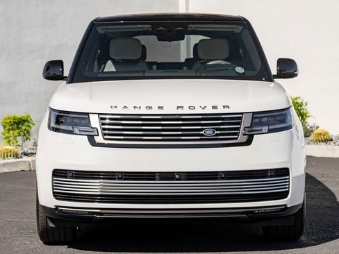 Used 2025 Land Rover Range Rover SV AWD/4WD image 3