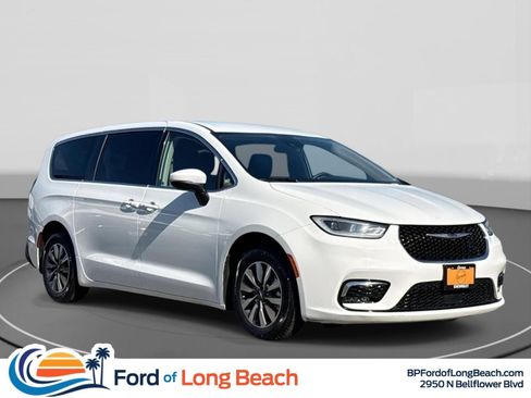 Used 2023 Chrysler Pacifica Touring-L FWD image 1