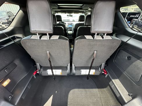 Used 2017 Ford Explorer XLT w/ Equipment Group 202A AWD/4WD image 11