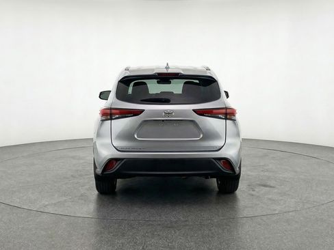 Used 2025 Toyota Highlander LE image 7