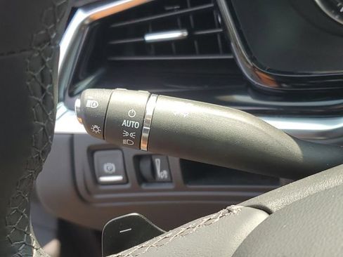 Certified 2025 Cadillac XT6 Luxury FWD image 18