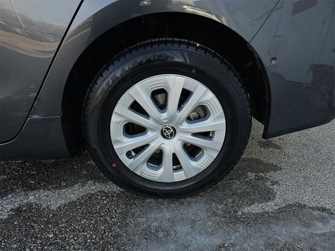 Used 2021 Toyota Prius LE image 32