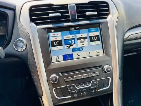 Used 2018 Ford Fusion SE w/ Fusion SE Technology Package FWD image 17