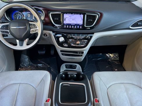 Used 2017 Chrysler Pacifica Limited w/ UConnect Theater Package FWD image 3