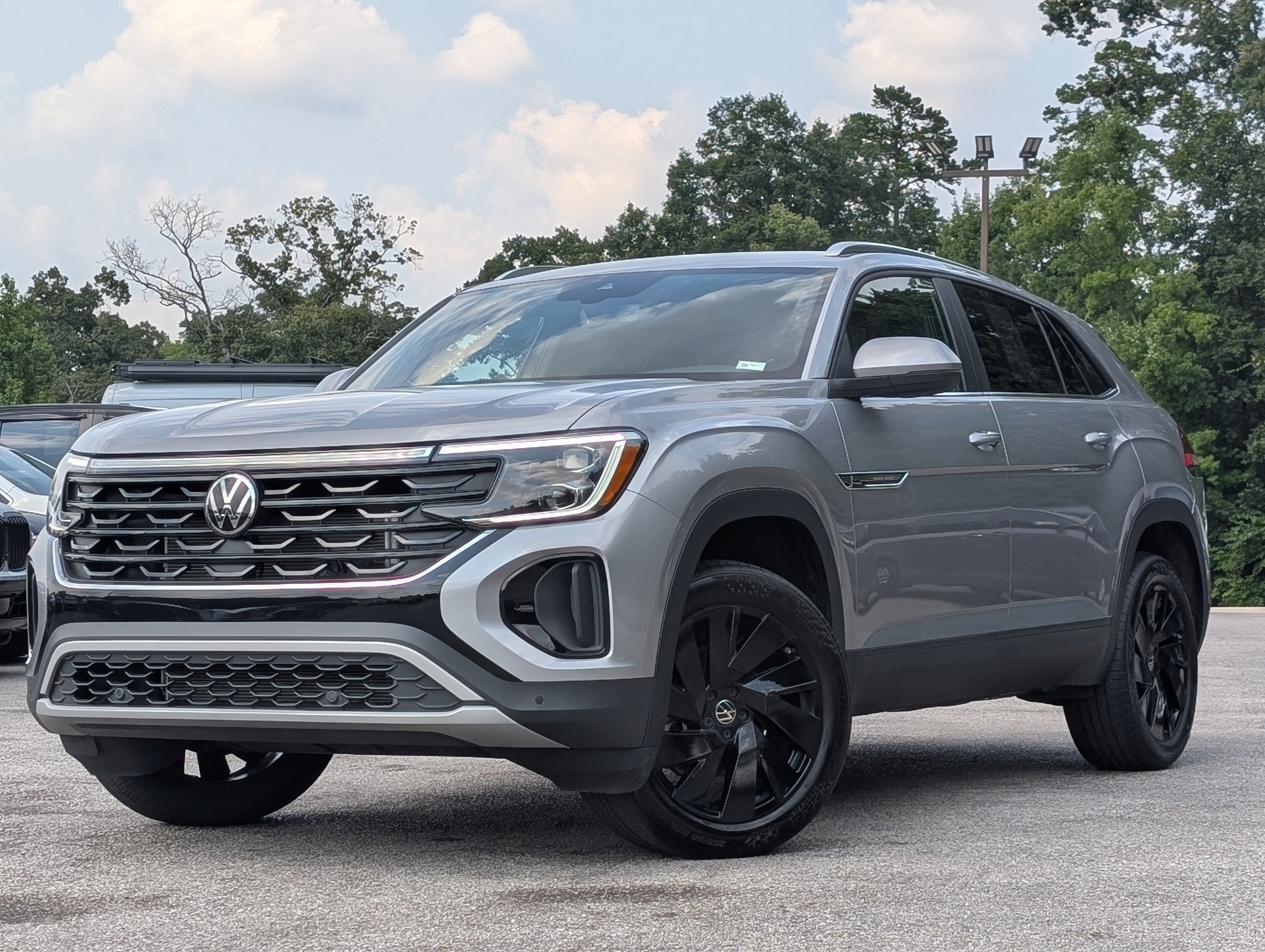 Used 2026 Volkswagen Atlas Cross Sport SE w/ Panoramic Sunroof Package FWD image 4