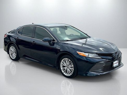 Used 2020 Toyota Camry XLE image 3