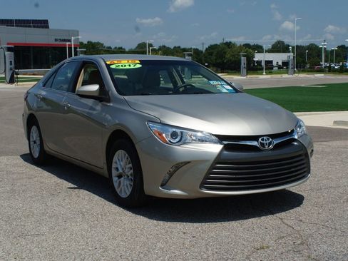 Used 2017 Toyota Camry LE FWD image 2