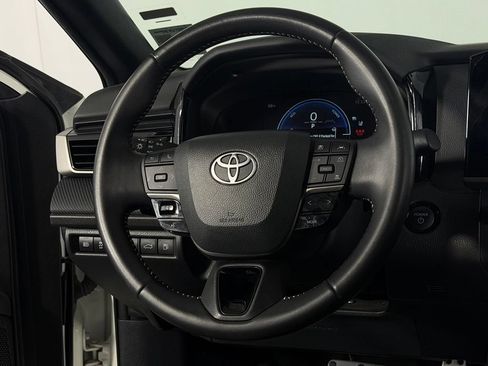 Used 2025 Toyota Camry SE FWD image 15