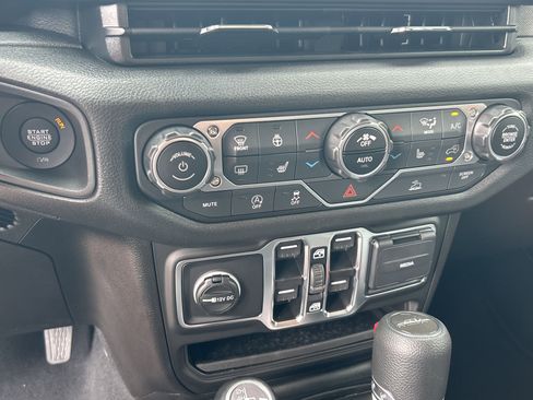 New 2025 Jeep Gladiator Sport image 26