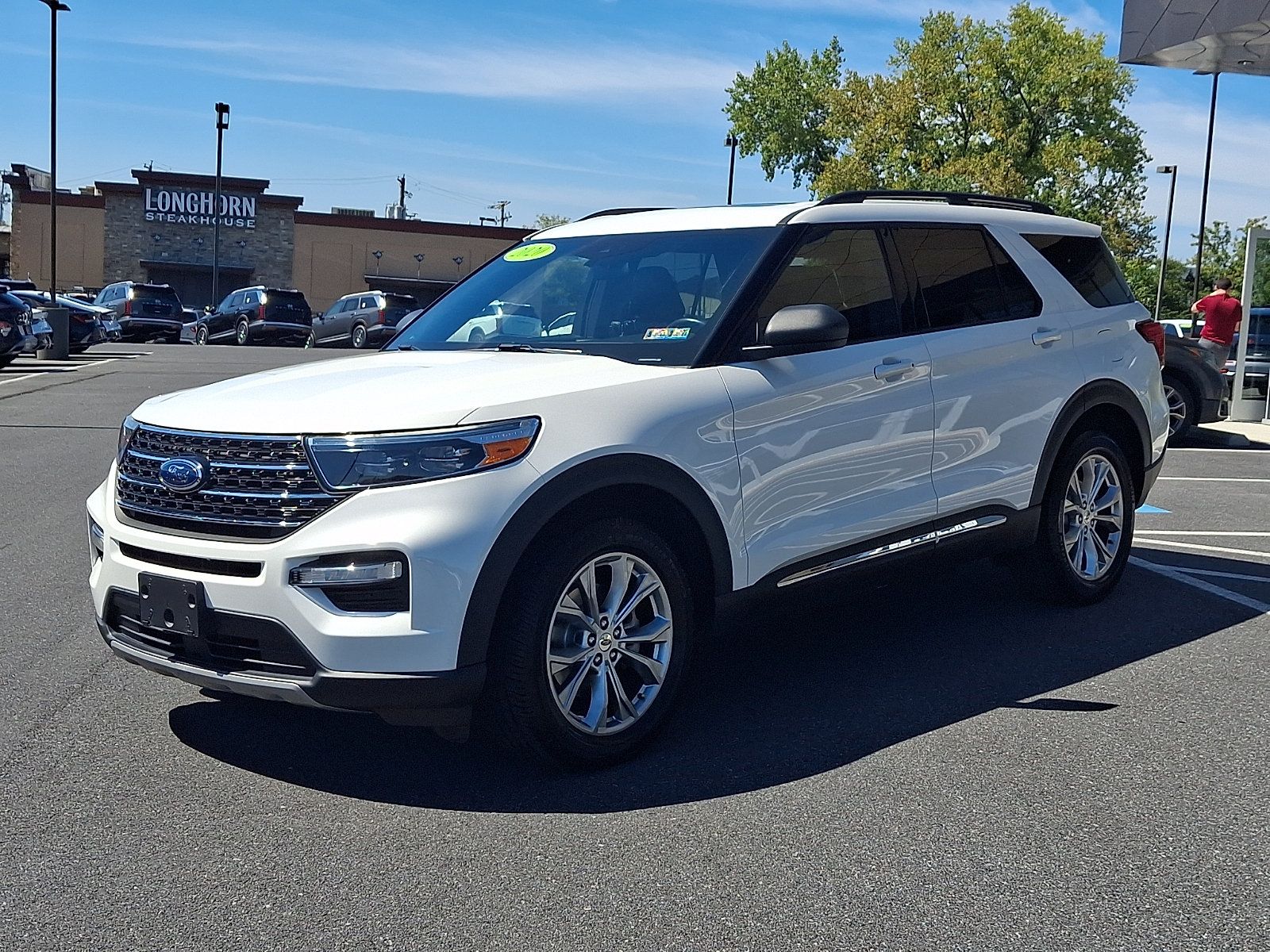 Used 2020 Ford Explorer XLT w/ Equipment Group 202A AWD/4WD image 3