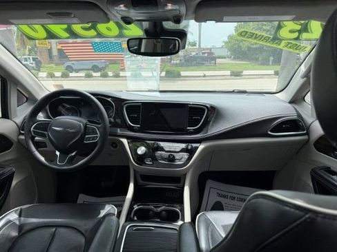 Used 2023 Chrysler Pacifica Limited FWD image 15