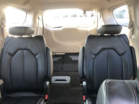 Used 2023 Chrysler Pacifica Touring-L image 21