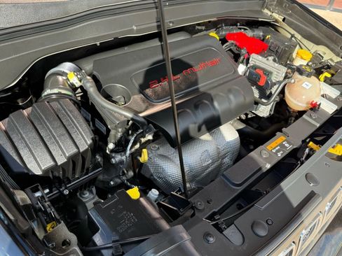 Used 2019 Jeep Renegade Latitude w/ UConnect 8.4 Nav Group image 25