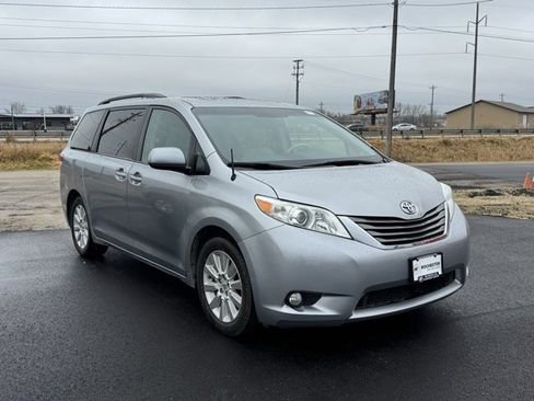 Used 2013 Toyota Sienna XLE image 36