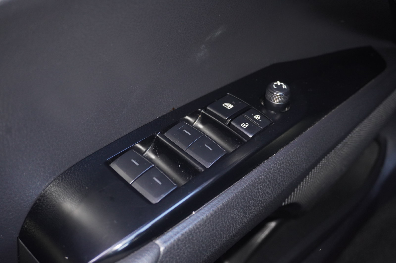 Used 2025 Toyota Camry SE FWD image 14