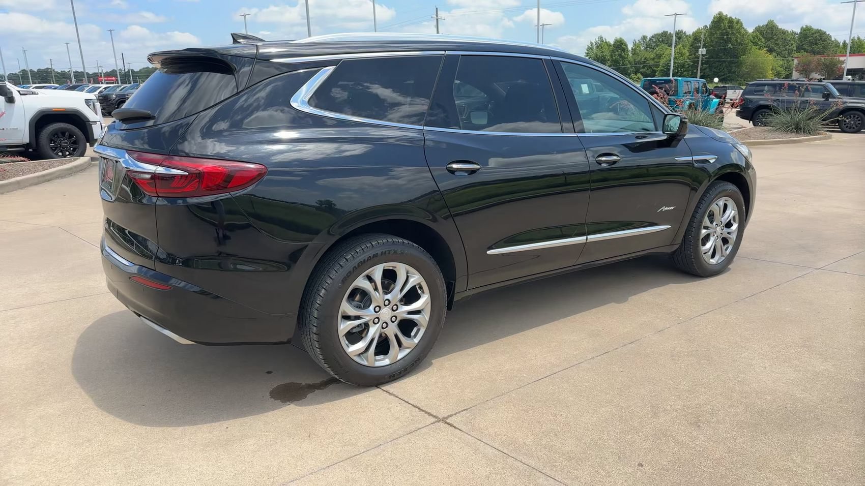Used 2021 Buick Enclave Avenir w/ Avenir Technology Package FWD image 9
