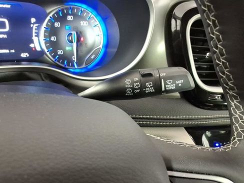 Used 2023 Chrysler Pacifica Touring-L AWD/4WD image 26