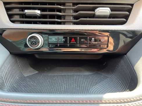 Used 2025 Ford Explorer Active AWD/4WD image 12