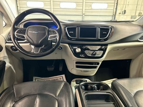 Used 2019 Chrysler Pacifica Touring-L FWD image 4