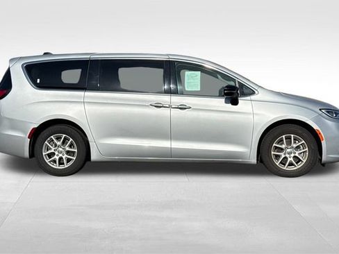 Used 2024 Chrysler Pacifica Touring-L image 3