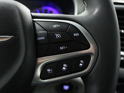 Used 2024 Chrysler Pacifica Touring-L image 22