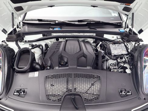 Certified 2025 Porsche Macan AWD/4WD image 26