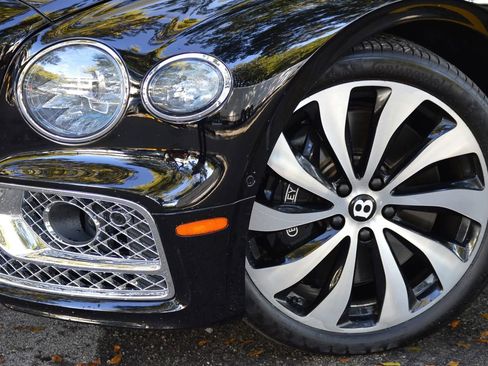 Used 2022 Bentley Flying Spur V8 image 3