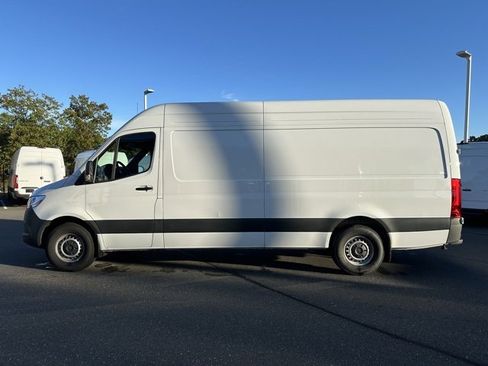 Used 2025 Mercedes-Benz Sprinter 2500 image 4