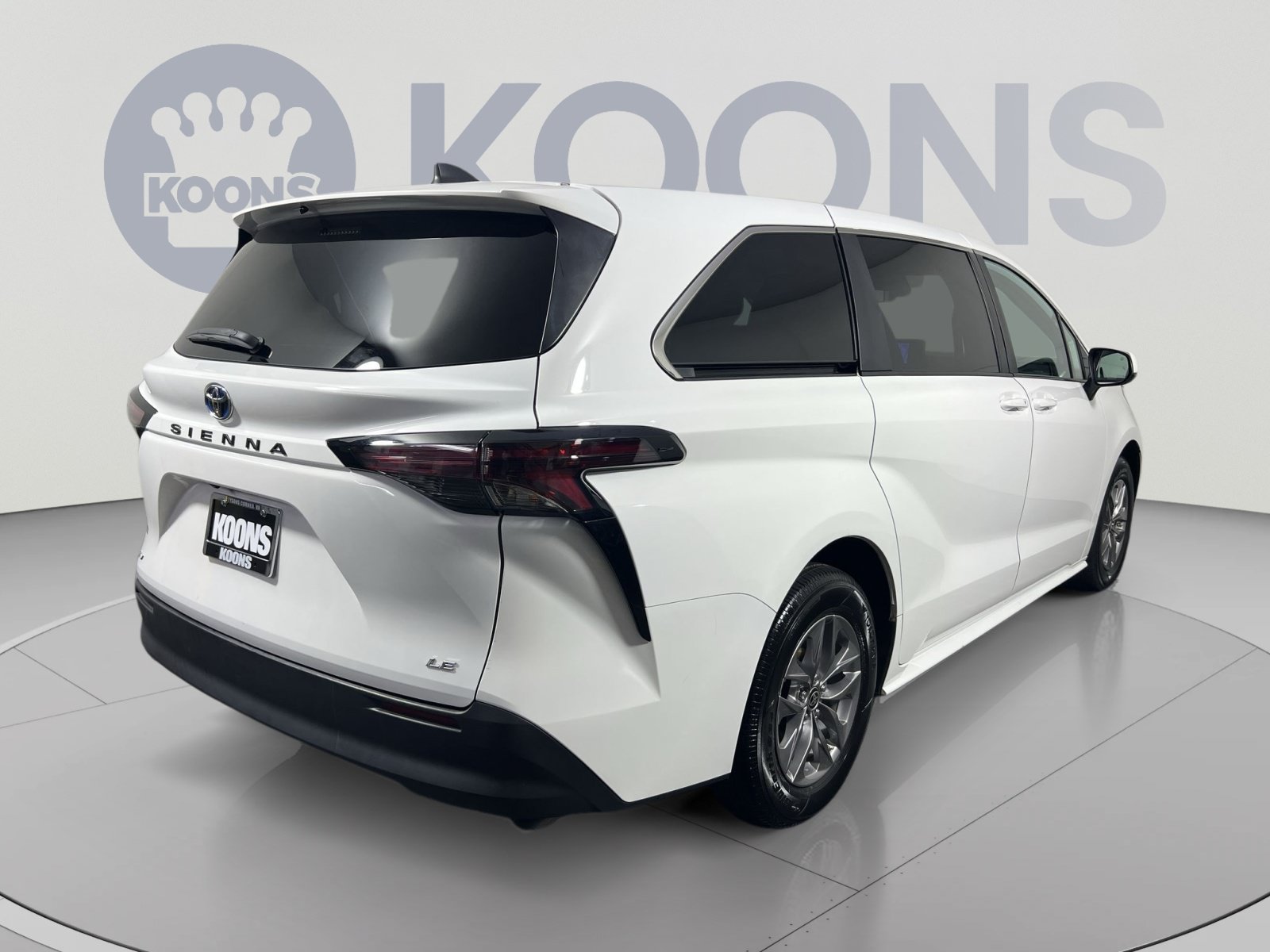 Used 2025 Toyota Sienna LE FWD image 7