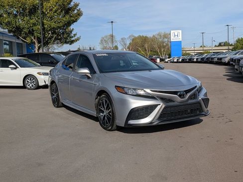 Used 2023 Toyota Camry SE image 3