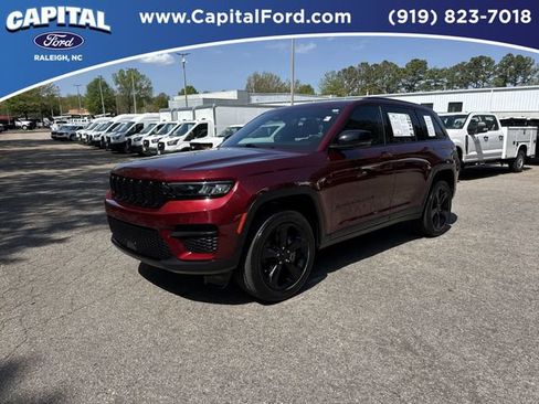 Used 2024 Jeep Grand Cherokee Altitude AWD/4WD image 4