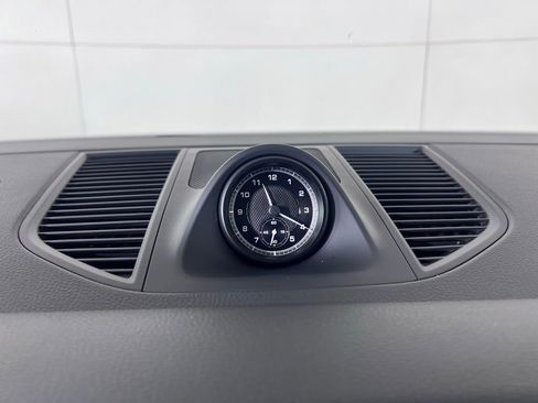 Certified 2025 Porsche Macan AWD/4WD image 32