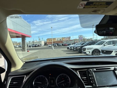 Used 2017 Toyota Highlander Limited Platinum image 3