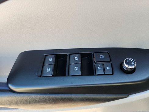 Used 2017 Toyota Highlander XLE AWD/4WD image 19