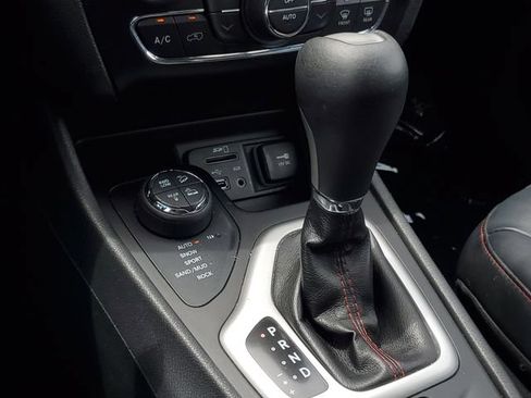 Used 2015 Jeep Cherokee Trailhawk w/ Comfort/Convenience Group AWD/4WD image 31