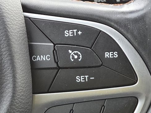 Used 2017 Chrysler Pacifica Touring-L w/ Tire & Wheel Group image 6