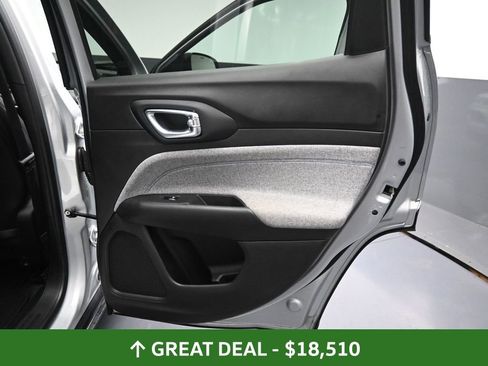 Used 2024 Jeep Compass Latitude image 23