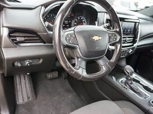 Used 2022 Chevrolet Traverse LT image 14