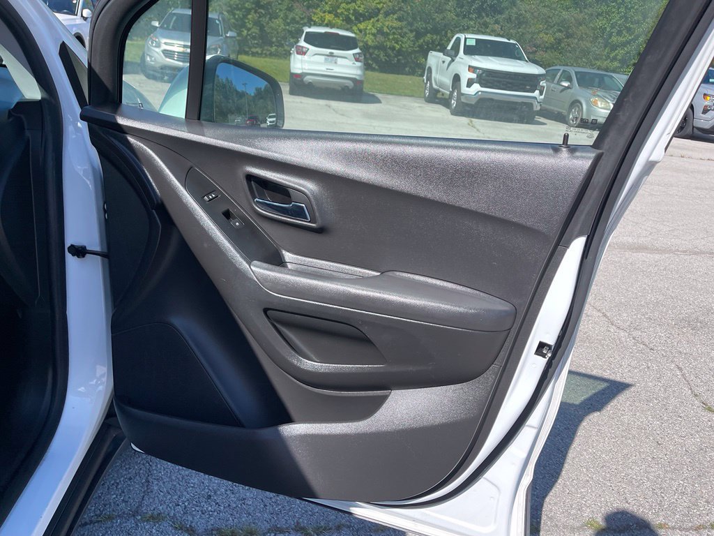 Used 2019 Chevrolet Trax LT w/ LT Convenience Package FWD image 19