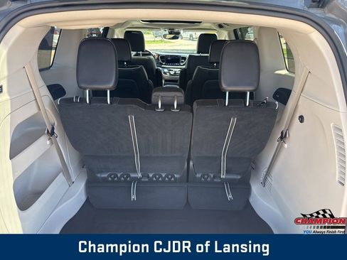 Used 2023 Chrysler Pacifica Limited FWD image 42