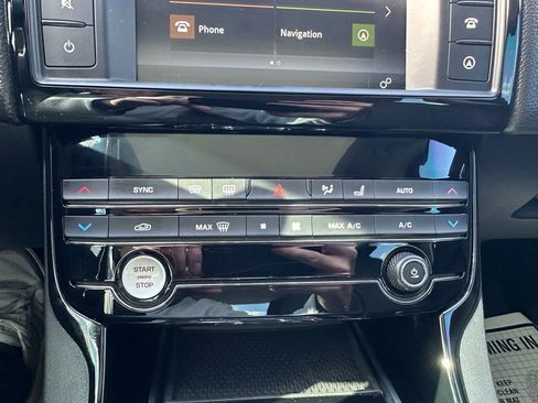 Used 2018 Jaguar XE Premium image 16