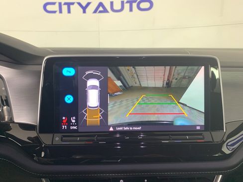 Used 2025 Volkswagen Atlas Cross Sport SE image 27