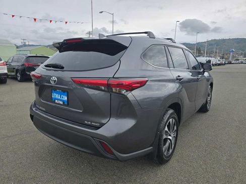 Used 2023 Toyota Highlander XLE image 5